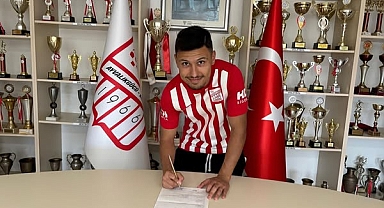 Ayvalıkgücü Belediyespor’a Taze Kan: Mustafa Durgun Kırmızı-Beyaz Formaya Katıldı