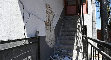 Bakan Yerlikaya ve Beraberindeki Heyet, Sındırgı Gölcük Mahallesi’nde Hasar Tespit Çalışmalarını İnceledi