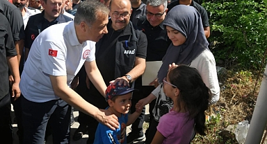 Bakan Yerlikaya ve Vali Ustaoğlu Sındırgı Deprem Bölgesinde İncelemelerde Bulundu
