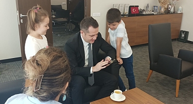 Balıkesir Aile ve Sosyal Hizmetler İl Müdürü Emine Böçkün, Çocuklarla Birlikte Vakıfbank Balıkesir Bölge Müdürü’nü Ziyaret Etti