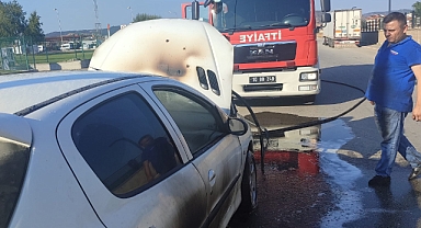 Balıkesir’de Spor Salonu Önünde Araç Yangını 