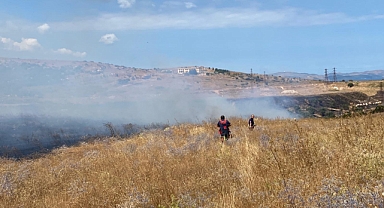 Bandırma Ayyıldız Mahallesi'nde Meydana Gelen Arazi Yangını Söndürüldü