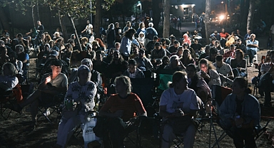 Bandırma’da Açık Hava Sinema Keyfi: “Bildiğin Gibi Değil” Gösterildi