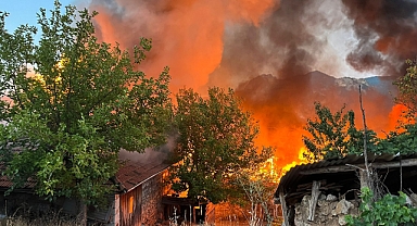 Bigadiç’te Yangın Faciası: 15 Ev Kül Oldu