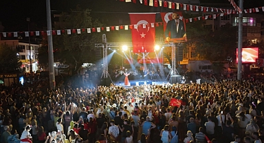 Burhaniye’de 30 Ağustos Zafer Bayramı Fener Alayı ve Gökçe Konseri ile Kutlandı