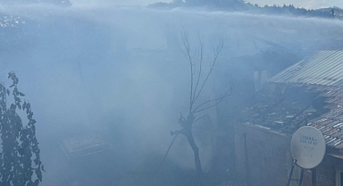 Dursunbey Adaören Mahallesi’nde Ev Yangını: Maddi Hasar Büyük, İtfaiye Zamanında Müdahale Etti