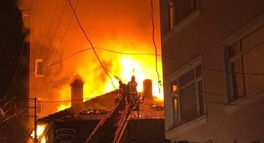 Dursunbey’de Ahşap Ev Yangını Komşu Çatısına Sıçradı, İtfaiye Ekipleri Müdahale Etti