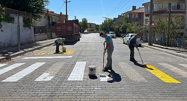 Dursunbey’de Okul Önleri Trafik Güvenliği İçin Yaya Geçitleri Yenileniyor