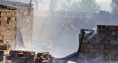 Edremit’te Metruk Binada Çıkan Yangın Kontrol Altına Alındı