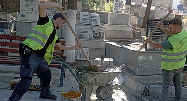 Edremit’te Mezarlıklarda Bakım ve Onarım Çalışmaları Devam Ediyor