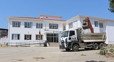 Edremit’te Okul Bahçeleri Yenileniyor: Reşit Çiftçi Dokuz Eylül Ortaokulu’na Önemli Destek