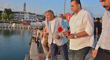 Edremit’te Porajmos Anma Programı: Denize Bırakılan Çiçeklerle Barış Mesajı Verildi