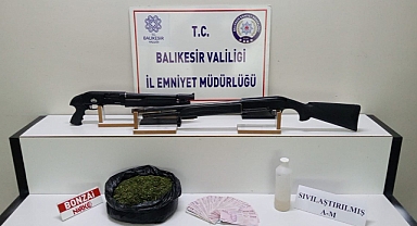 Edremit’te Uyuşturucu Operasyonu: 1 Kilo 125 Gram Bonzai ve 2 Ruhsatsız Tüfek Ele Geçirildi
