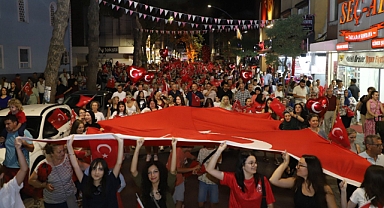 Gönen’de 30 Ağustos Zafer Bayramı Coşkusu: Zafer Yürüyüşü ve Grup Absürt Konseri