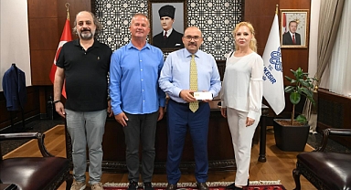 Gönen Dernek Heyeti ve İş İnsanları Vali Ustaoğlu’nu Makamında Ziyaret Etti