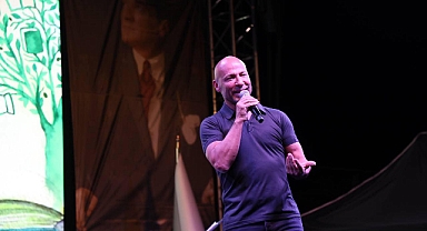 Kahraman Tazeoğlu, 7. Edremit Kitap Fuarı’nda Okurlarıyla Buluştu