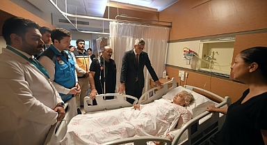 Sağlık Bakanı Memişoğlu ve Vali Ustaoğlu, Sındırgı Depreminde Yaralanan Vatandaşları Hastanede Ziyaret Etti