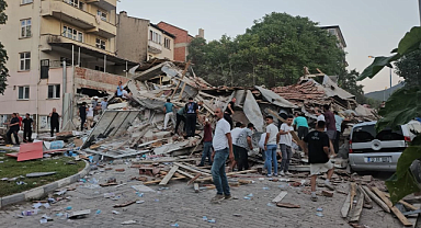 Sındırgı'da bina çöktü