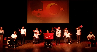 Susurluk’ta 30 Ağustos Zafer Bayramı Coşkusu Kongre ve Kültür Merkezi’nde Yaşandı