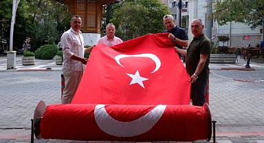 Susurluk’ta 30 Ağustos Zafer Yürüyüşü Öncesi 500 Metrelik Dev Türk Bayrağı Teslim Edildi