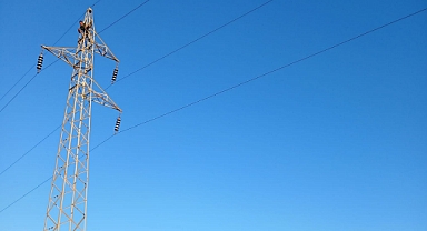 Tehlikeli Anlar: Ayvalık’ta G.S. Elektrik Direğine Çıktı