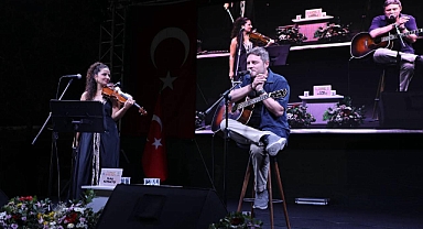 Tuna Kiremitçi’den Edremit Kitap Fuarı’nda Unutulmaz Konser