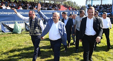 Vali İsmail Ustaoğlu, 65’inci Kurtdereli Mehmet Pehlivan Güreşlerinde Er Meydanındaydı