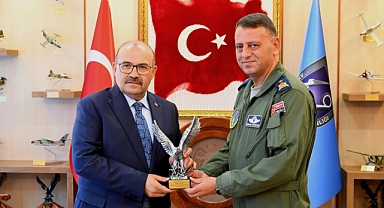 Vali İsmail Ustaoğlu, Yeni Göreve Başlayan Ana Jet Üs Komutanı Gökhan Gür’ü Ziyaret Etti