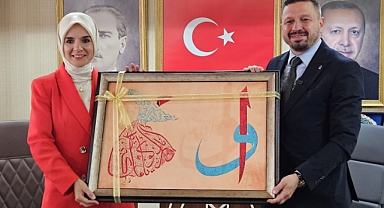 Bakan Mahinur Özdemir Göktaş, AK Parti Balıkesir İl Başkanlığını Ziyaret Etti