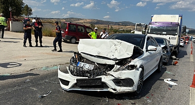 Balıkesir-Bursa Karayolu’nda Zincirleme Kaza: 4 Araç Birbirine Girdi