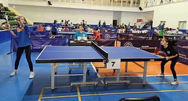Balıkesir’de Genç Masa Tenisçilerin Kıyasıya Mücadelesi