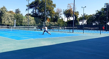 Balıkesir’de Genç Sporcuların Tenis Mücadelesi Ödüllerle Taçlandı