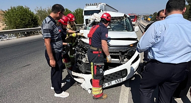 Balıkesir-İzmir Karayolunda Zincirleme Kaza: Kamyonete Arkadan Çarptı!