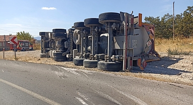 Balıkesir-Savaştepe Karayolu'nda Tır Kazası: Kimyasal Sızıntı Endişesi