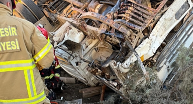 Bandırma-Bursa Karayolunda Trafik Kazası: Sürücü Araç Altından Kurtarıldı