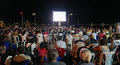 Burhaniye’de 12 Dev Adam Coşkusu: İskele Meydanı’nda Avrupa İkinciliği Kutlaması