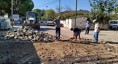 Burhaniye’de Kırsal Mahallelerde Yol Çalışmaları Hız Kesmeden Devam Ediyor