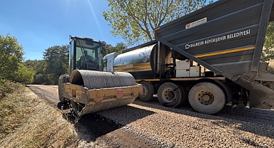Büyükşehir, Yıllardır Hizmet Bekleyen Yolları Asfaltla Buluşturuyor