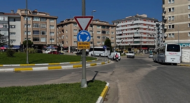 Dönel Kavşaklarda Yeni Trafik Uygulaması: Öncelik Kavşaktaki Araçların