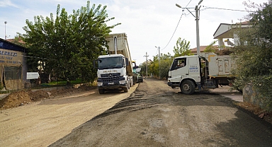Edremit’te Asfalt Çalışmaları Hız Kazandı: Narlı Mahallesi’nde Konforlu Ulaşım İçin Yol Düzenlemeleri Devam Ediyor