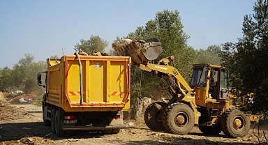 Edremit’te Eski Arıtma Çevresindeki Molozlar Temizleniyor