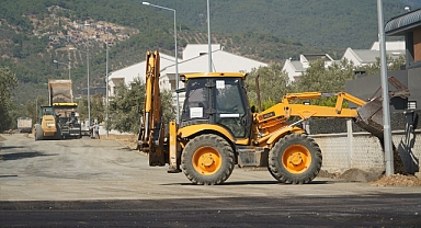 Edremit’te Güre Mahallesi Sokaklarında Sathi Asfalt Çalışmaları Sürüyor