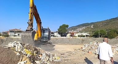 Edremit’te İzinsiz Moloz Dökümü Temizliği Başladı