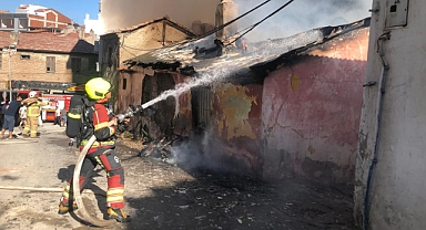 Edremit’te Metruk Evde Çıkan Yangın İtfaiye Ekiplerince Söndürüldü