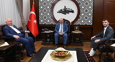 Emekli Vali Orhan Öztürk’ten Balıkesir Valisi İsmail Ustaoğlu’na Ziyaret