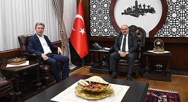 Eski Milletvekili Mahmut Poyrazlı, Balıkesir Valisi İsmail Ustaoğlu’nu Ziyaret Etti