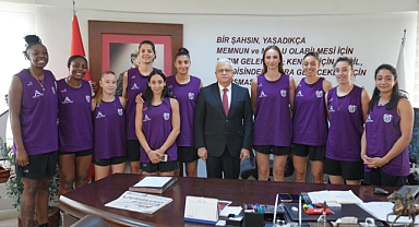 Yeni Sezon Öncesi Burhaniye’nin Kadın Basketbol Takımı Başkanla Buluştu