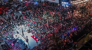 Ayvalık’ta Cumhuriyet Coşkusu: Fener Alayı ve Özülkü Çifti Konseriyle Unutulmaz Gece