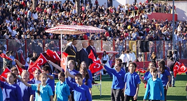 Ayvalık’ta Cumhuriyet Işığı: 102 Yıllık Gurur Stadyuma Sığmadı