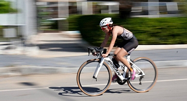 Ayvalık’ta Triatlon Coşkusu: Genç Sporcular Büyük Mücadele Verdi